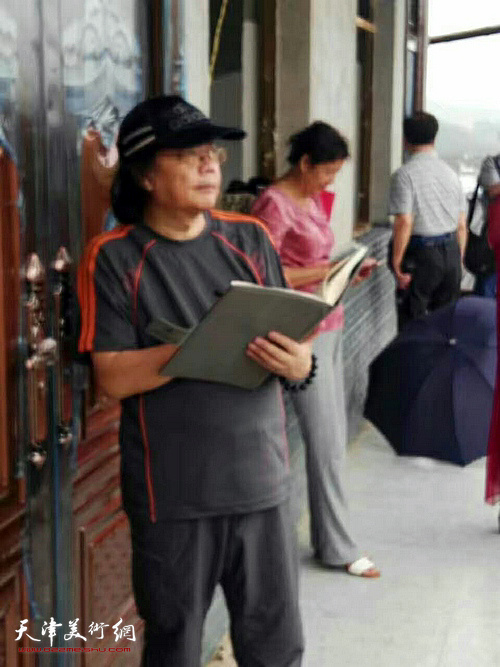 董振涛在茶乡写生。