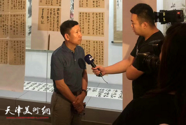 张建会应滨海新区文联邀请到灵通贡院开展书法公益讲座。