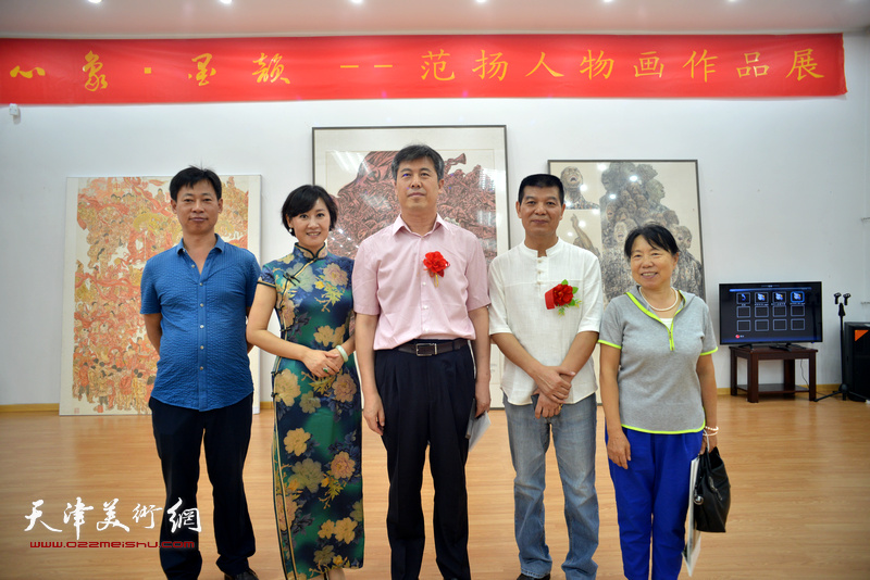 范扬、贾玉文、徐红梅与来宾在画展现场。