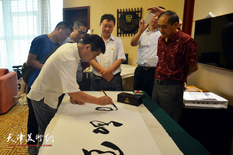范扬在天津、忻州两地书画家交流现场。