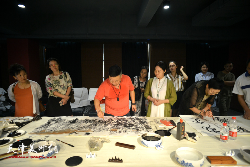 民盟中央美术院和天津分院艺术家笔会交流现场。