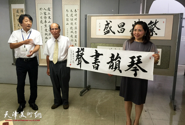 王莹将“琴韵书声”作品送给伊势原市民文化会馆。