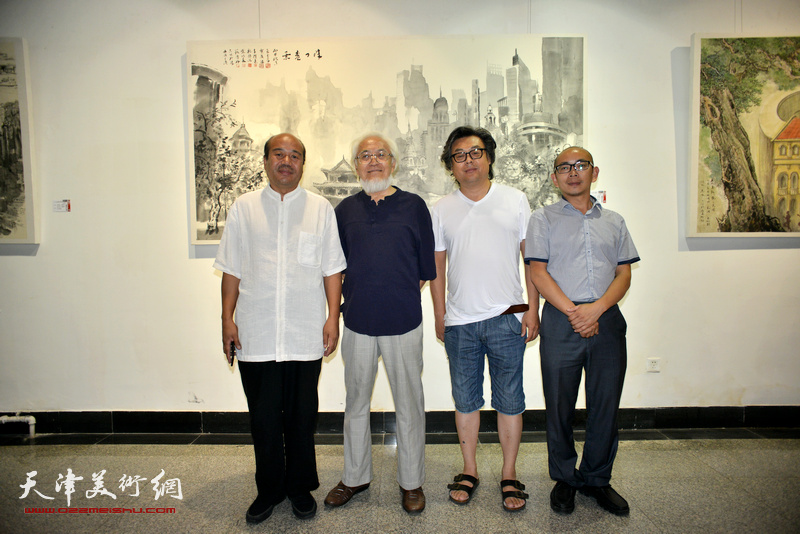 左起：孟庆占、李庆增、郭德岭、阚传好在在画展现场。