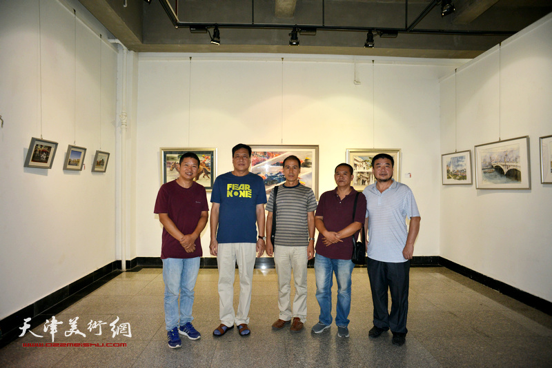 左起：魏瑞江、博君、张玉忠、宋世凯、田军在画展现场。