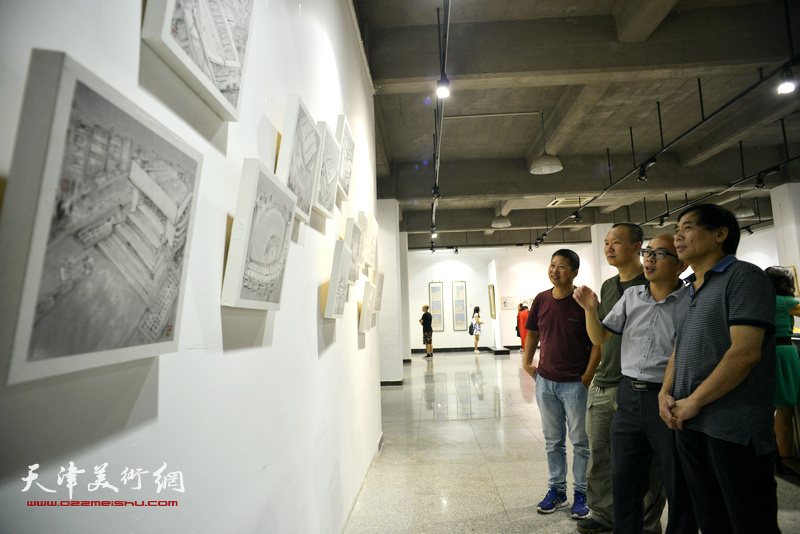左起：魏瑞江、何成、阚传好、肖培金在观看展品。