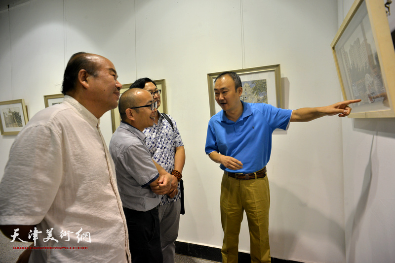 左起：孟庆占、阚传好、刘千友、柴博森在观看展品。