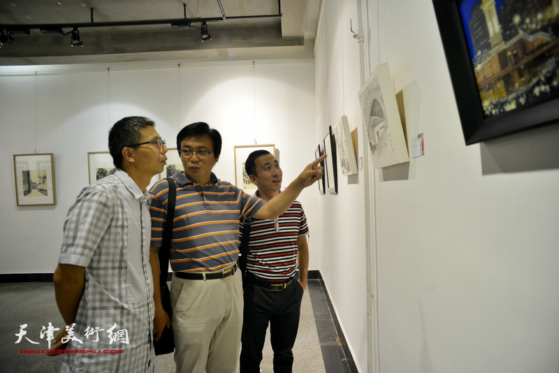 韩龙、刘波、胡渤海在观看展品。