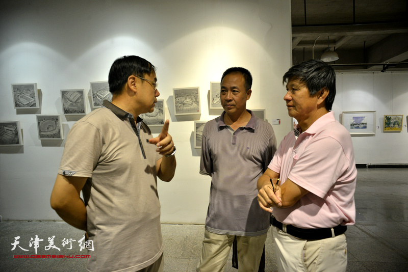 贾万庆、李新禹、王景奎在画展现场交流。
