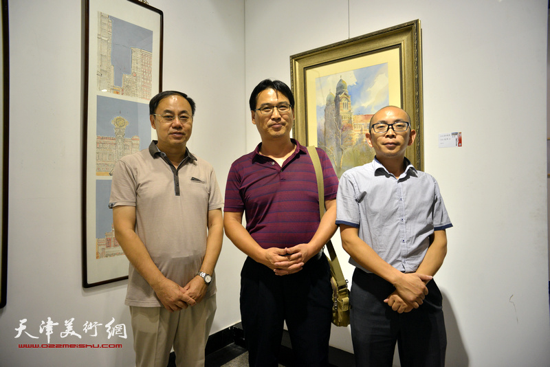 左起：李新禹、滑寒冰、阚传好在画展现场。