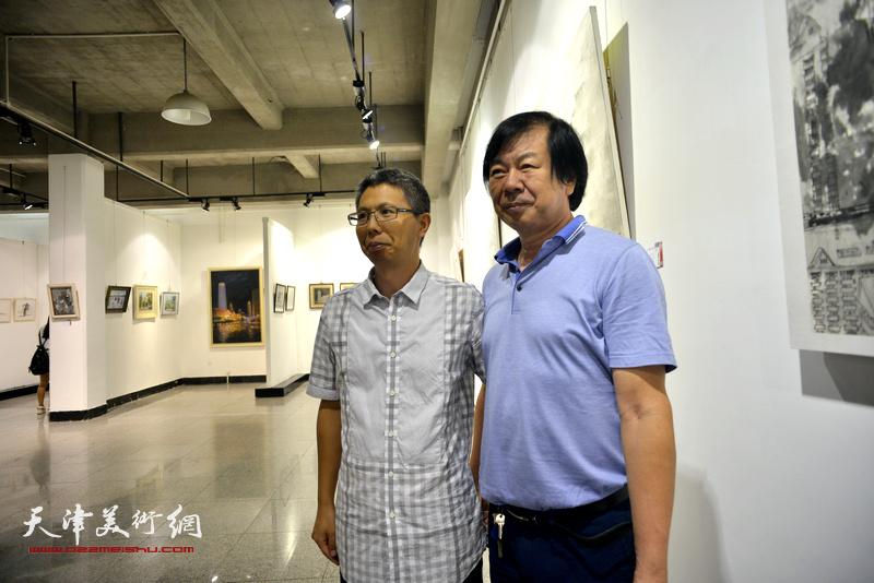 史振岭、韩龙在画展现场。