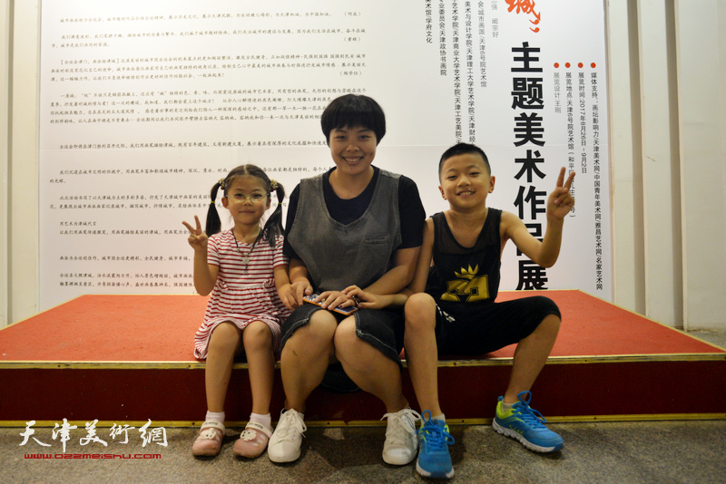 朱俐颖与少儿美术爱好者在画展现场。