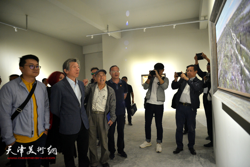 范迪安参观蔚县国际艺术小镇美术馆展出的作品。
