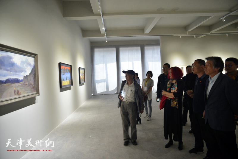 范迪安参观蔚县国际艺术小镇美术馆展出的作品。