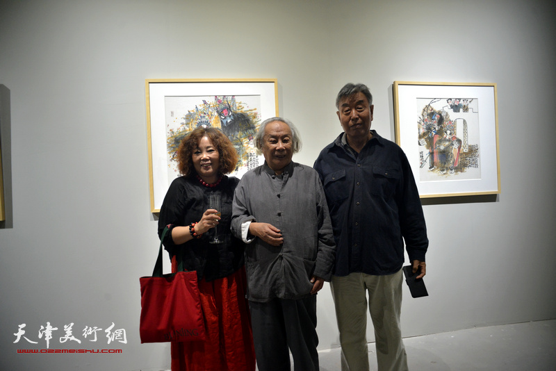 李化吉与蔚县著名民间剪纸艺术家陈越新、天津画家赵新立在蔚县国际艺术小镇美术馆。