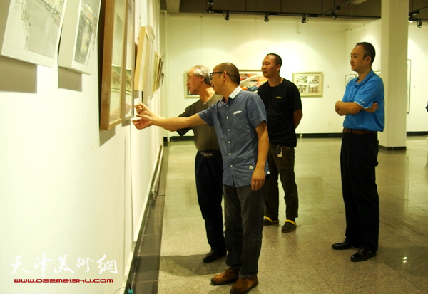王书平主席细心观看城市画派艺术家们的画作