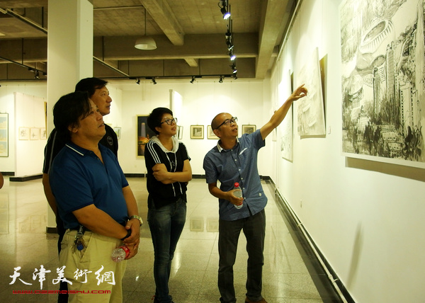 艺术家阚传好、顾素文陪同李耀春、张福有观看展品。