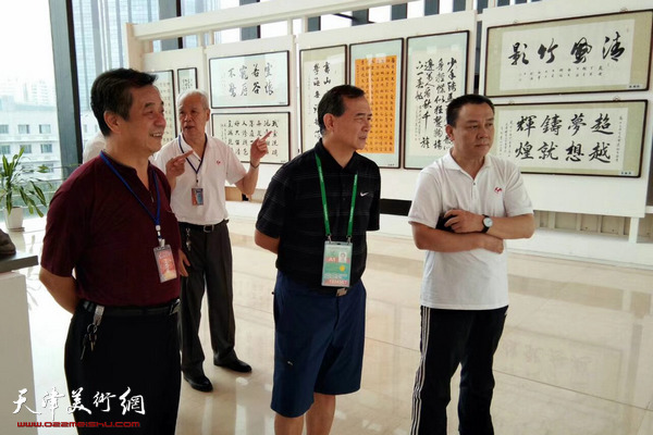 体育总局宣传司副司长曹康参观天津体育文化作品展