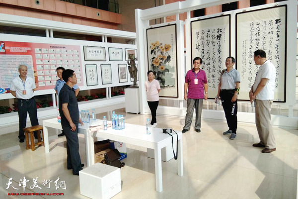 体育总局宣传司副司长曹康参观天津体育文化作品展