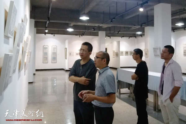 李毅峰观看城市画派绘津城主题美展 提出殷切希望