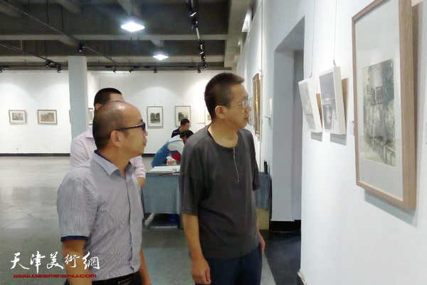 李毅峰观看城市画派绘津城主题美展 提出殷切希望