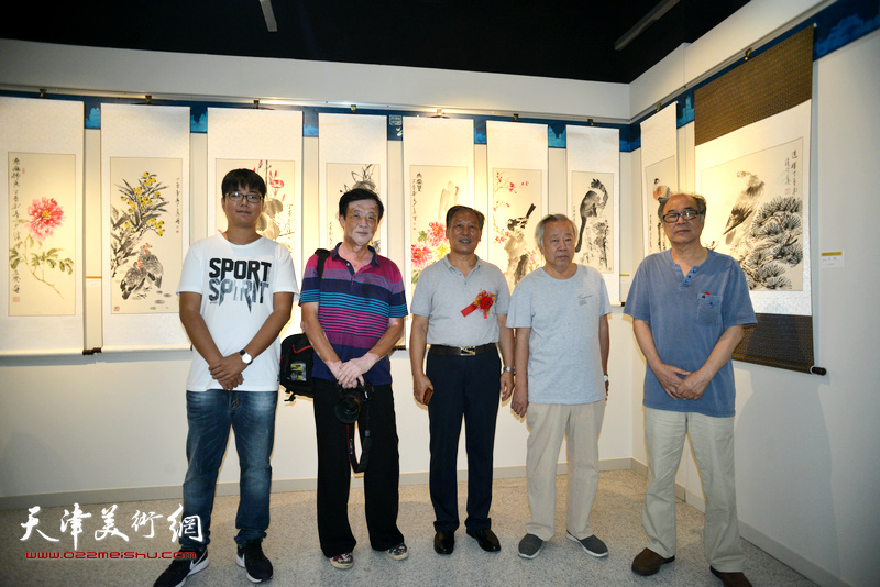 左起：岳立兴、王大成、刘传光、阮克敏、郭书仁在书画展现场。