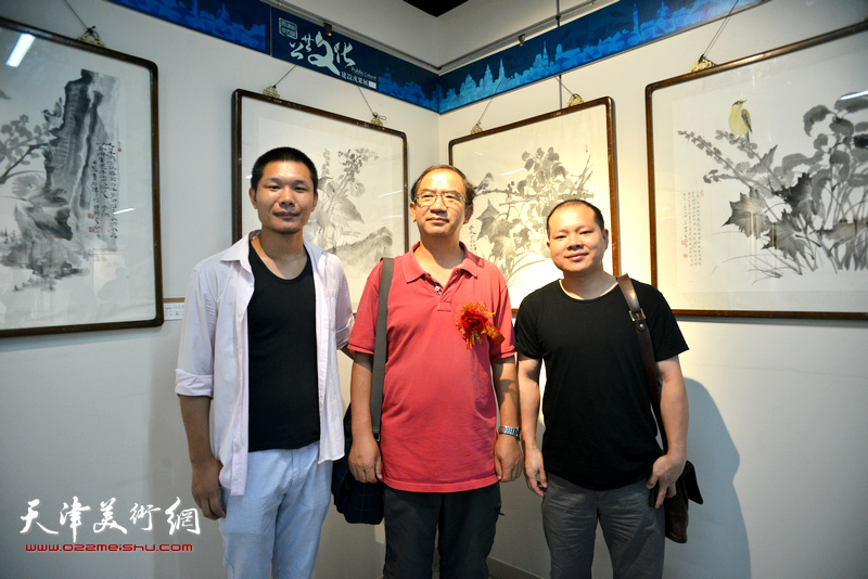 左起：郑伟、顿子斌、黄辉在书画展现场。