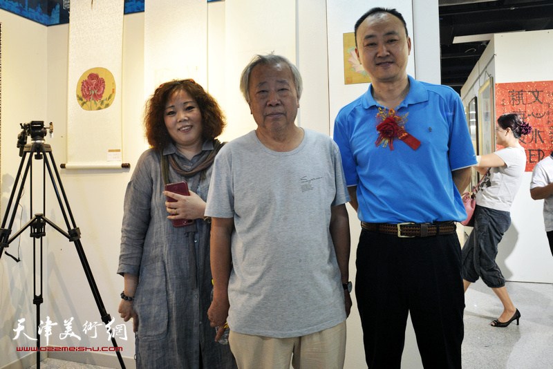 左起：赵新立、阮克敏、柴博森在书画展现场。
