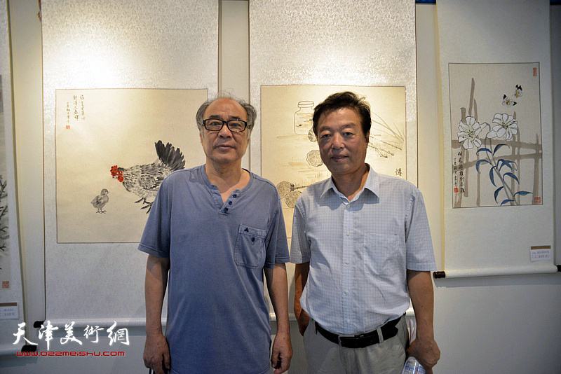 左起：郭书仁、杨建国在书画展现场。