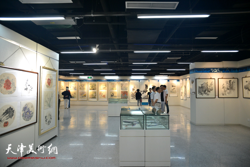 “水印——张春蕾、范宁、郑伟、岳立兴书画展”9月9日在河西区文化中心美术馆开幕。