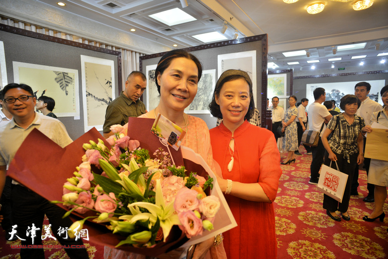 肖映梅与天津天美时代艺术发展有限公司董事长孙萍茹在画展现场。