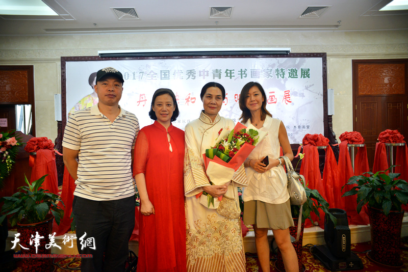 肖映梅与“天津亲友团”孙萍茹、袁梦妮在画展现场。