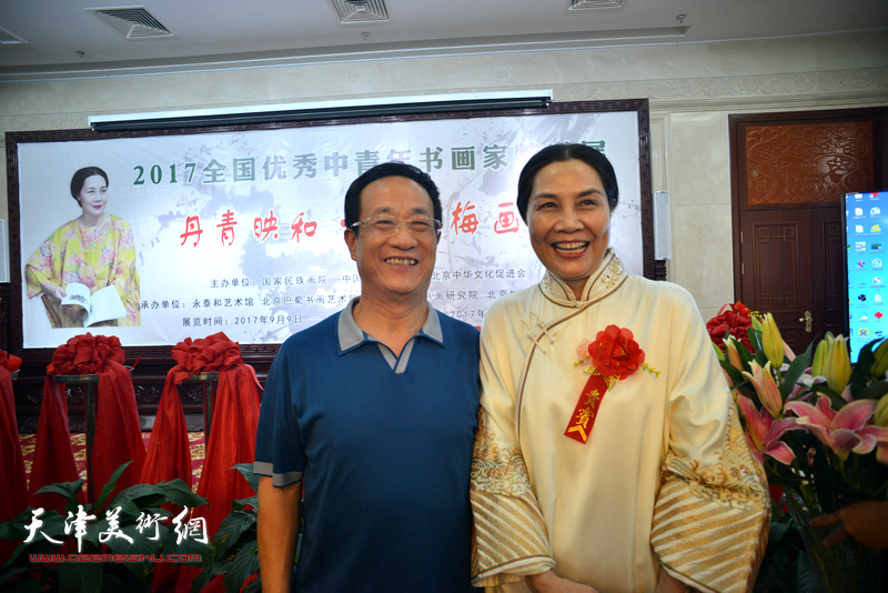 肖映梅与来宾在画展现场。
