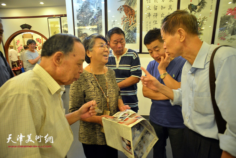 李润兰与张俊屹、赵同相等在画展现场交流。