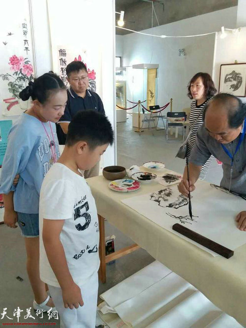 研究会副会长孙占元先生在展览现场挥毫泼墨