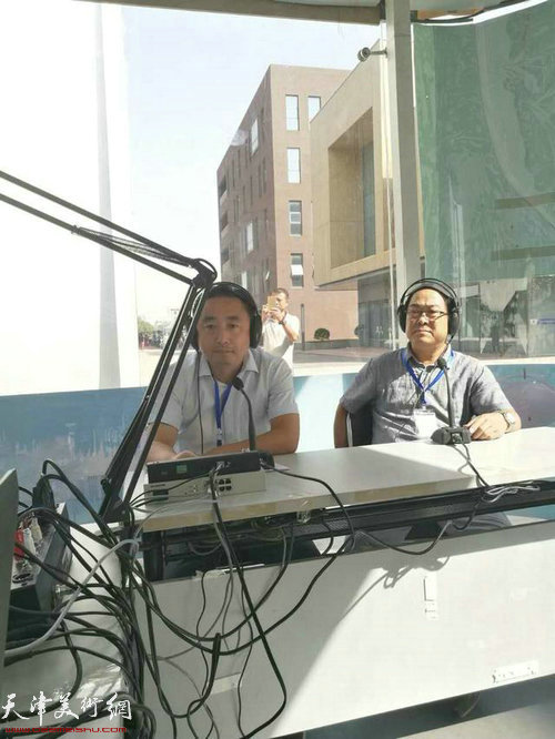 研究会常务副会长杜钧和副会长孙占元在滨海之声国际广播电台现场直播采访