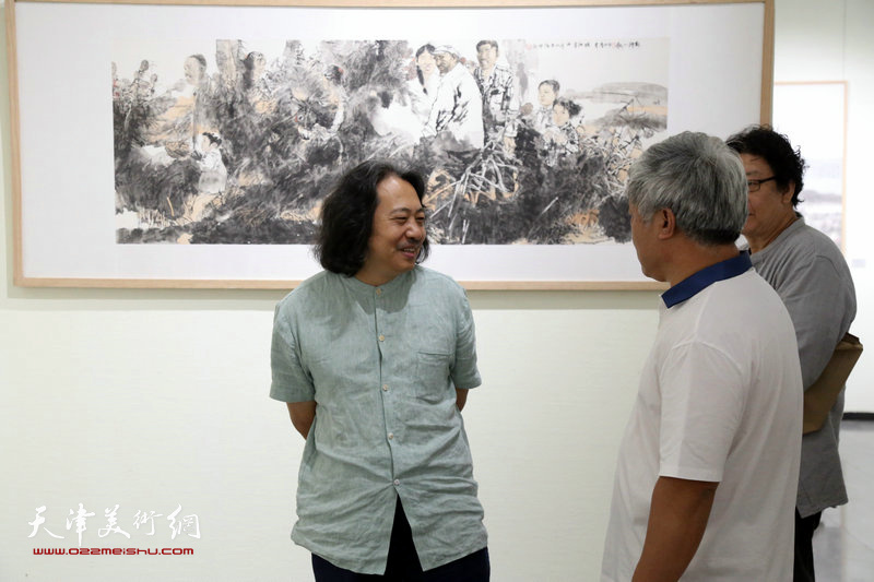 贾广健与各地嘉宾、画家在画展现场。