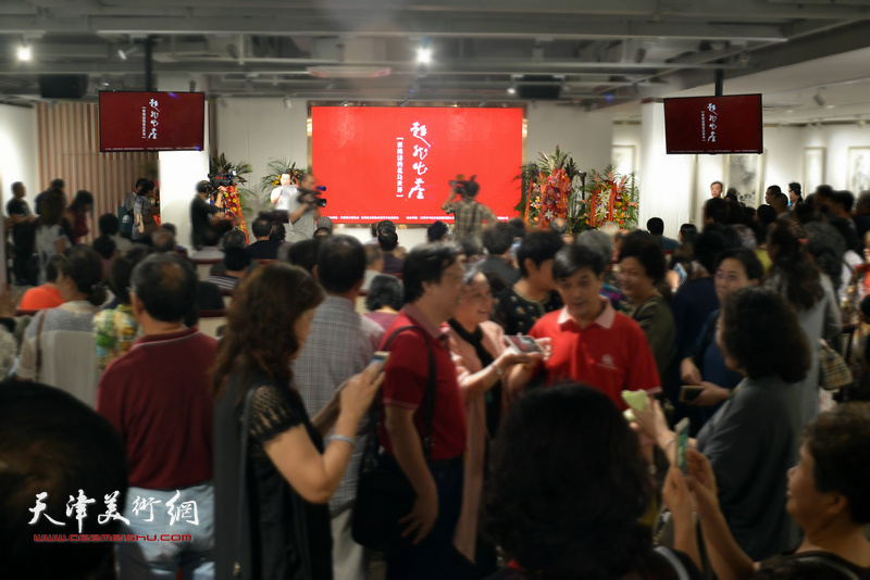“超凡出尘·翟鸿涛的花鸟世界”作品展9月23日上午在天津文化艺术品交易中心开幕。