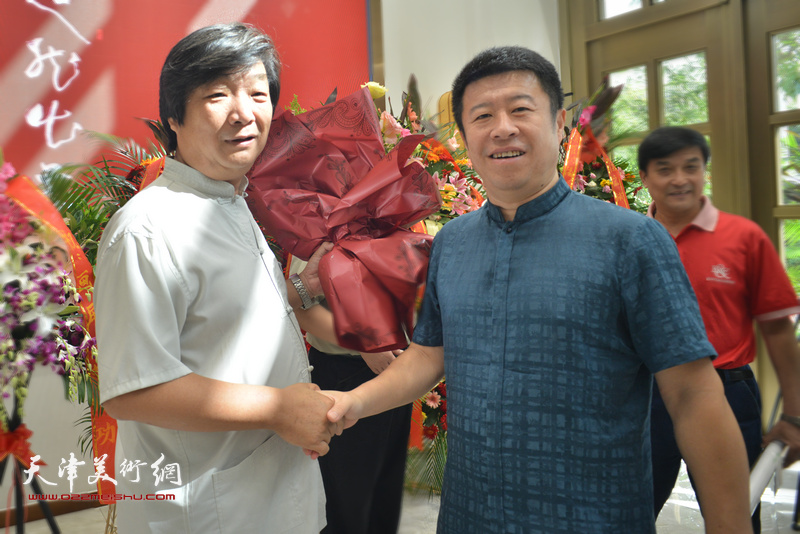 翟洪涛与王克在画展现场