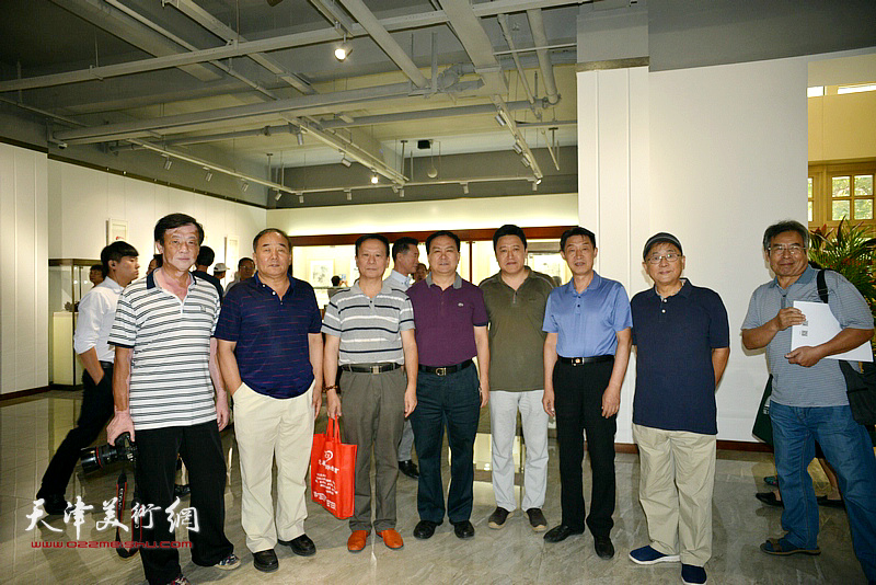 左起：王大成、李建华、张建华、张金锁、单连辰、郭福森、安长生、赵树松在画展现场。