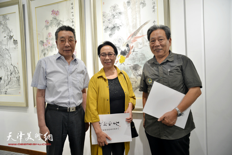 左起：曹剑英、崔燕萍、霍然在画展现场。
