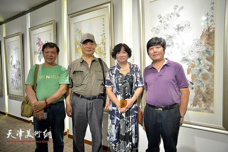 左起：李根友、陈冠英、孟昭丽、王惠民在画展现场。