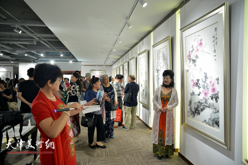 “超然出尘·翟鸿涛的花鸟世界”作品展现场。