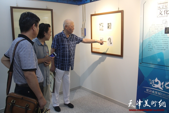 左起：李建勇、高鑫起、魏志宏在展览现场.