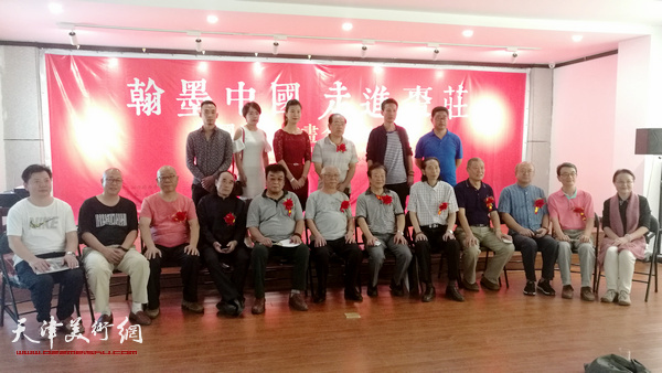 马俊卿在“翰墨中国 走进枣庄——中国书画名家邀请展”现场。