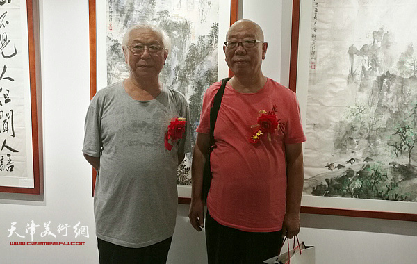 马俊卿与来宾在画展现场。