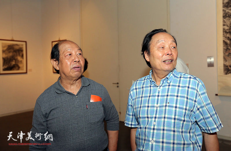 向中林、韩祖音在观赏展出的作品。
