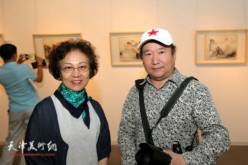 李淑香、王强在画展现场。