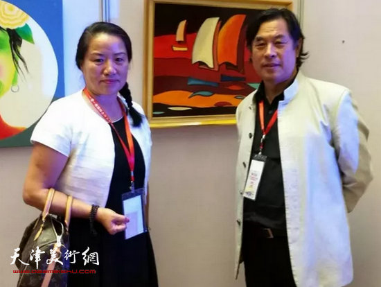 中央国家机关美术家协会主席王阔海先生与李玉芬在画展现场。