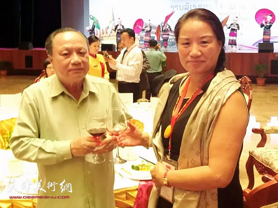 老挝盛情款待中国艺术家，老挝副总理赛颂峰阁下祝贺李玉芬获奖。