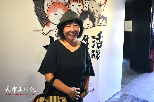 焦小红在画展现场。